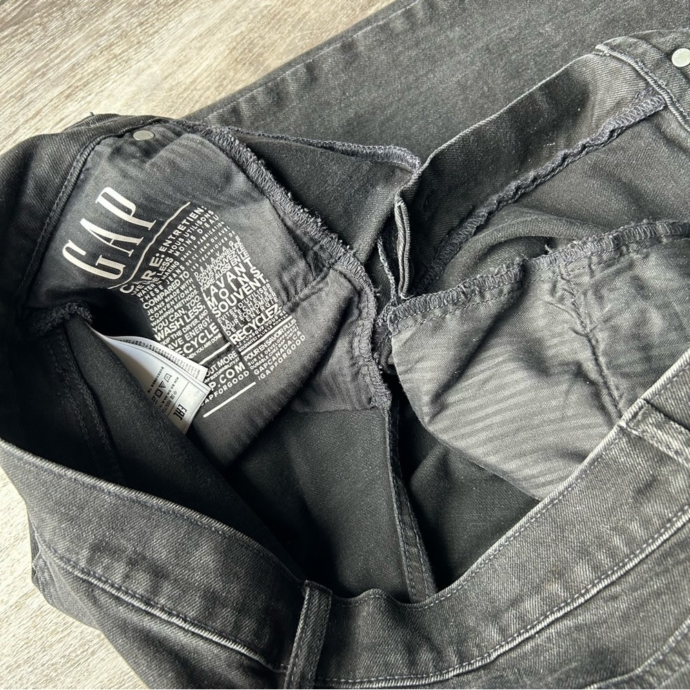 Gap Mid Rise Girlfriend Jeans  in Black Wash - Picture 12 of 15